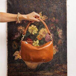 Clare V. Petit Moyen in Miel